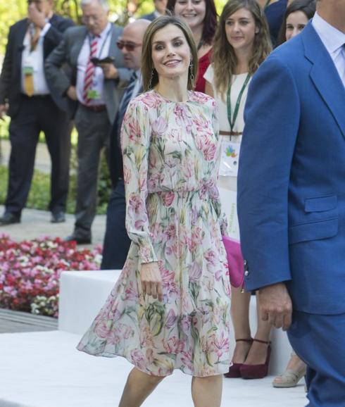 La reina Letizia se pone un vestido de Zara que se agota en